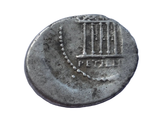 Petillius Capitolinus. 41 BC. AR Denarius. 2.89g/18.5mm